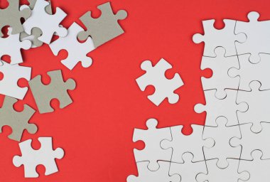 Puzzle parçaları kırmızı zemin üzerine 