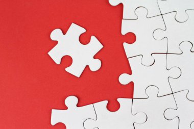 Puzzle parçaları kırmızı zemin üzerine
