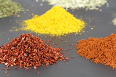 Siyah taş yüzeyinde çeşitli baharatlar