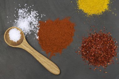 Siyah taş yüzeyinde çeşitli baharatlar