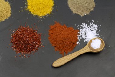 Siyah taş yüzeyinde çeşitli baharatlar