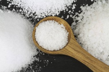 Çeşitli tuz ve tahta kaşık 