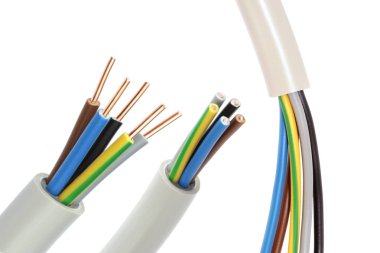  Beyaz arkaplanda elektrik kablosu.