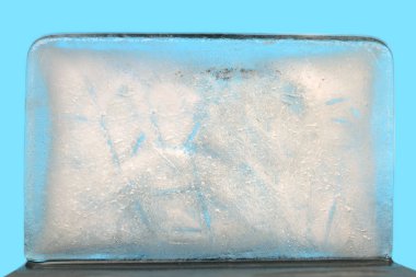 Buz doku üzerinde mavi arka plan.