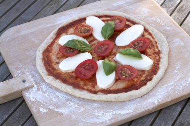 Rustik İtalyan Pizza Margarita pizza küreği.