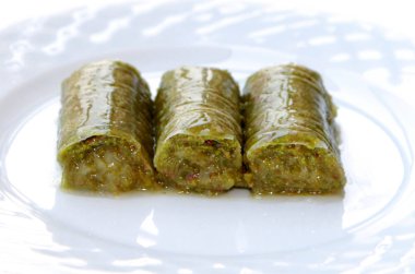 Lezzetli Türk tatlısı, sarılmış yeşil antep fıstığı ( Sarma )