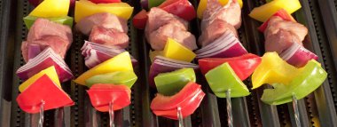 Barbekü. Şiş kebap ile biber, soğan, sıcak ızgara