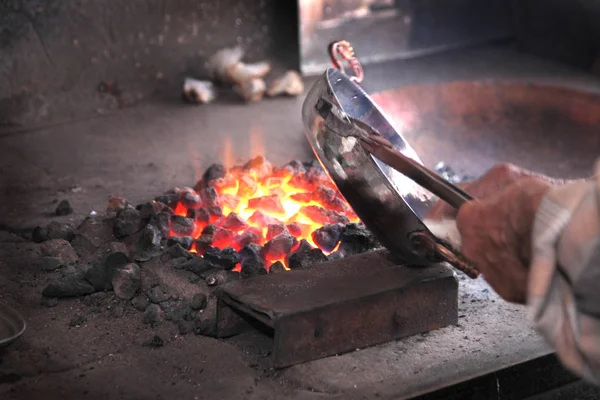 Traditionella turkiska bleckslagaren eller coppersmith — Stockfoto