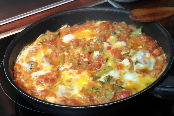 Geleneksel Türk mutfağı, Menemen. ( domates, yeşil biber, soğan ile omlet ) — Stok fotoğraf