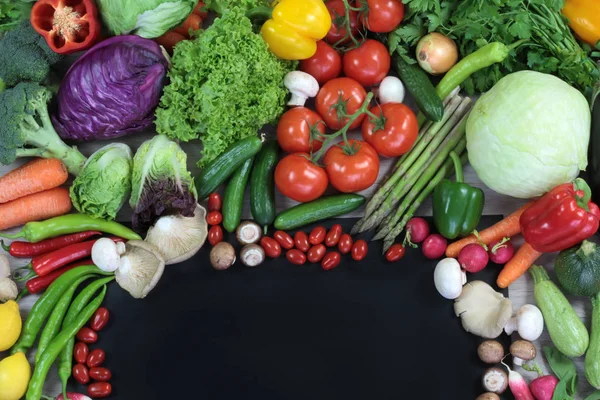 Siyah metin alanı ile taze renkli sebze