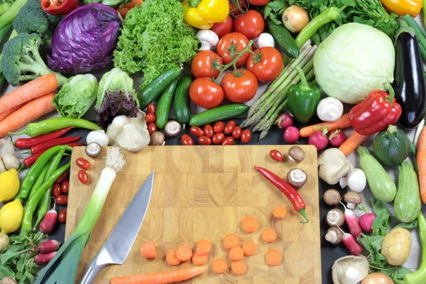 Doğrama kurulu ile taze renkli sebze