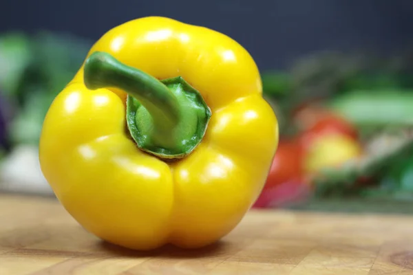 Yellow pepper on a chopping board — Stock Photo, Image