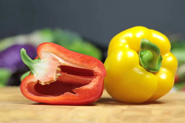 Pimienta roja y amarilla en una tabla de cortar — Foto de Stock