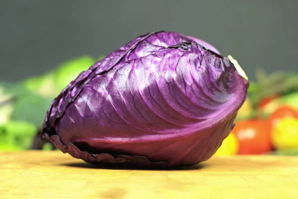 Rotkohl auf Schneidebrett — Stockfoto