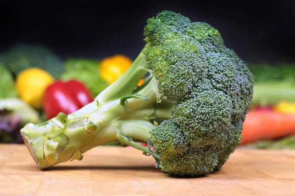 Brócoli sobre tabla de cortar —  Fotos de Stock