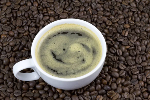 Koffie op koffie bonen — Stockfoto