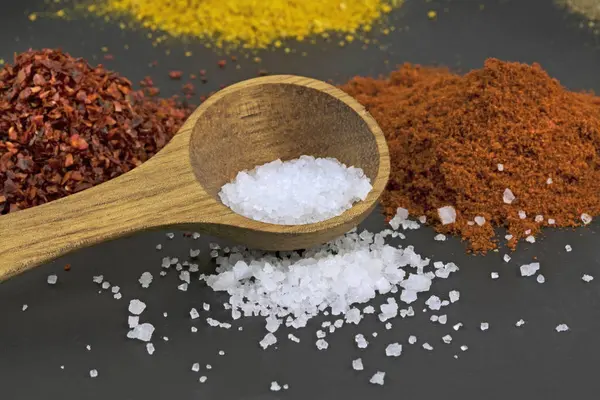 Siyah taş yüzeyinde çeşitli baharatlar