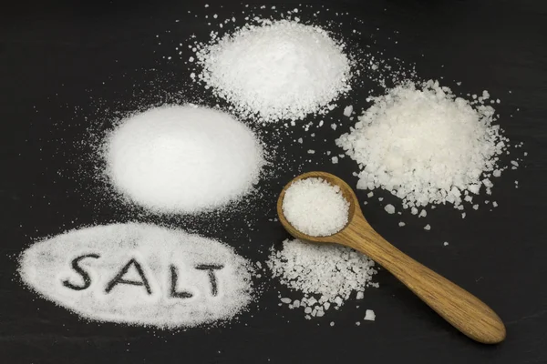 Salt och trä sked — Stockfoto