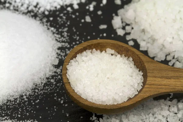Kaya tuzu ve tahta kaşıkla ince tuz