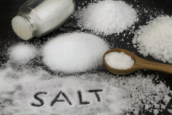 盐和木勺 — 图库照片