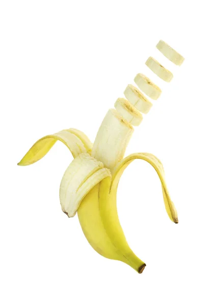 Kuoritut banaanit ja kelluvat viipaleet — kuvapankkivalokuva