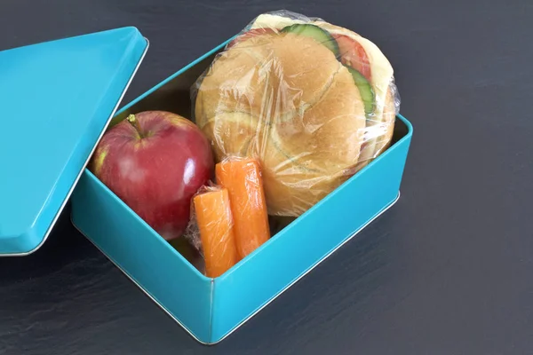 健康午餐盒、 奶酪三明治、 苹果和胡萝卜 — 图库照片