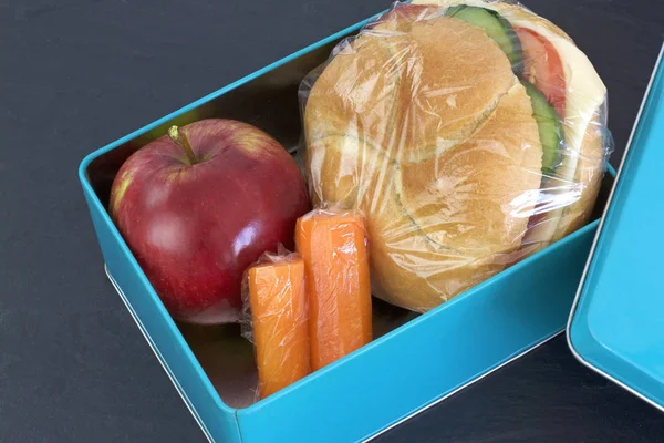 健康午餐盒、 奶酪三明治、 苹果和胡萝卜 — 图库照片