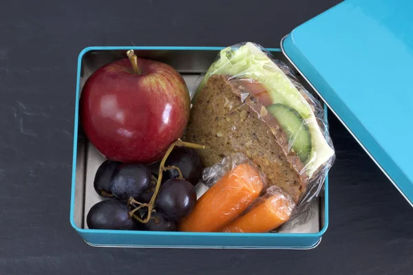 Gesunde Lunchbox, Käsebrötchen, Apfel, Karotten und Trauben — Stockfoto