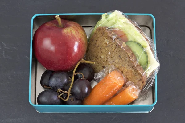 Gesunde Lunchbox, Käsebrötchen, Apfel, Karotten und Trauben — Stockfoto