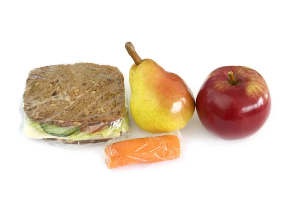 Gesundes Mittagessen mit Käse-Sandwich, Apfel, Birne und Karotten — Stockfoto