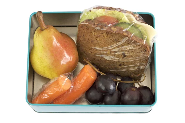 Здоровая коробка для обеда, сэндвич с сыром, груша, морковь и виноград — стоковое фото