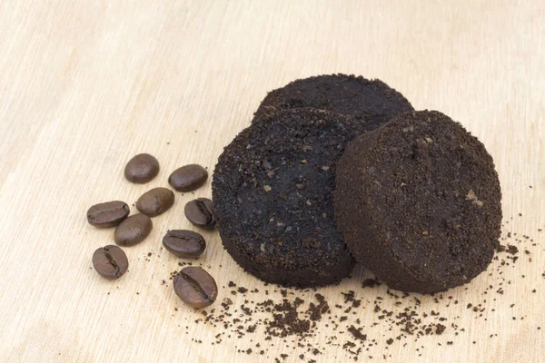 Café molido usado después de la máquina de café expreso y granos de café —  Fotos de Stock