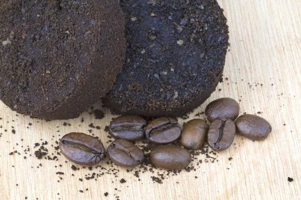 Café molido usado después de la máquina de café expreso y granos de café —  Fotos de Stock