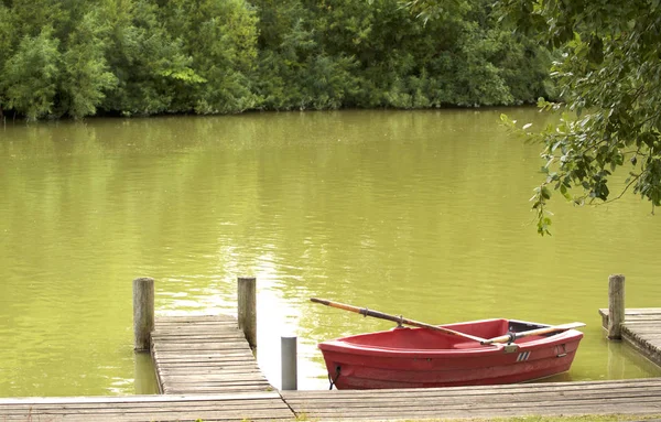 Lago verde e barca rossa — Foto Stock