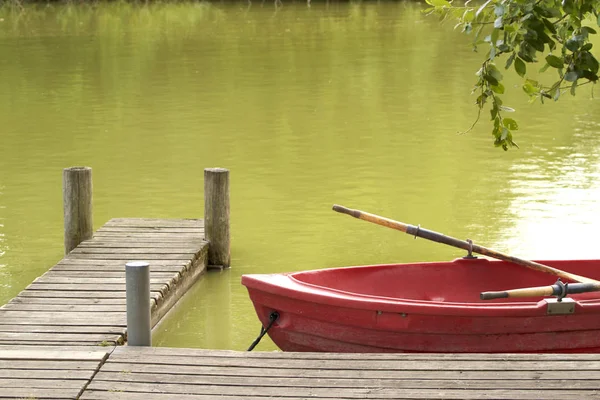 Groen meer en rode boot — Stockfoto