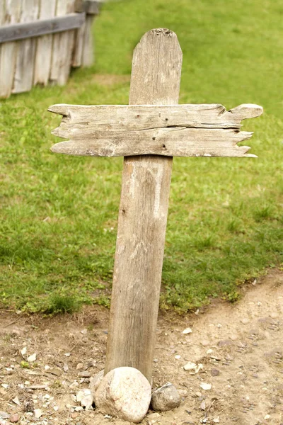 Antigua cruz tumba de madera occidental —  Fotos de Stock