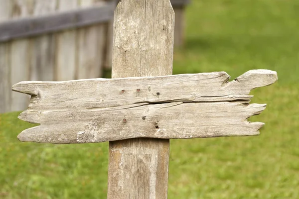 Altes westliches Holzgrabkreuz — Stockfoto