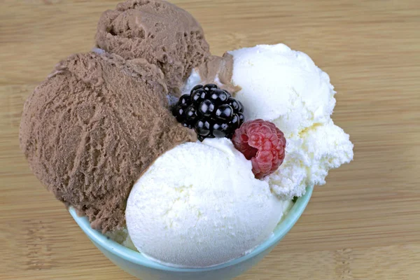 God glass med björnbär och hallon i en skål — Stockfoto