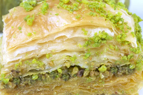 Yeşil fıstık fındık ile lezzetli Türk baklava. — Stok fotoğraf