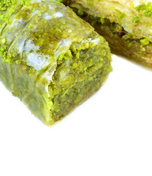Вкусная турецкая пахлава и сарма с зелеными фисташковыми орехами . — стоковое фото