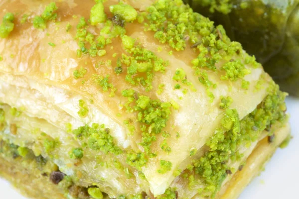 Köstliche türkische Baklava mit grünen Pistazienkernen. — Stockfoto