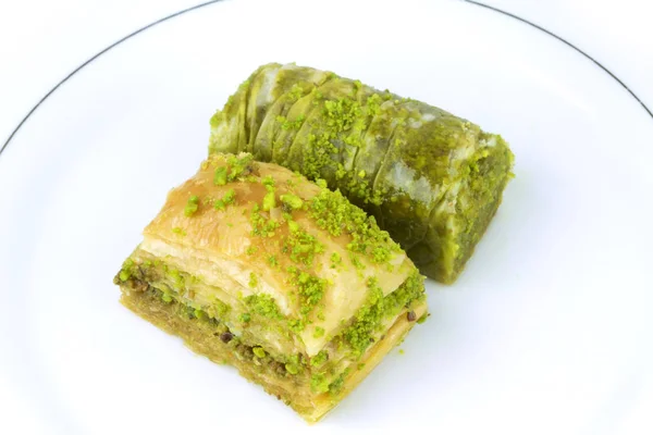 Köstliche türkische Baklava und Sarma mit grünen Pistazienkernen. — Stockfoto