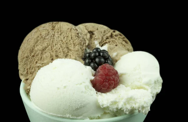 Blackberry ve ahududu ile lezzetli dondurma — Stok fotoğraf