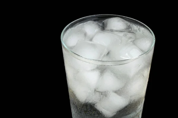 Koud water met ijsblokjes — Stockfoto