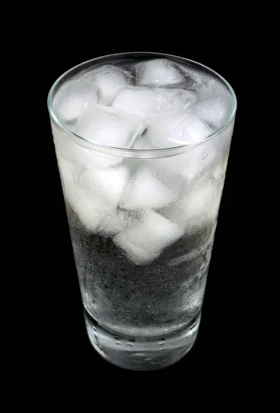 Холодная вода с кубиками льда — стоковое фото