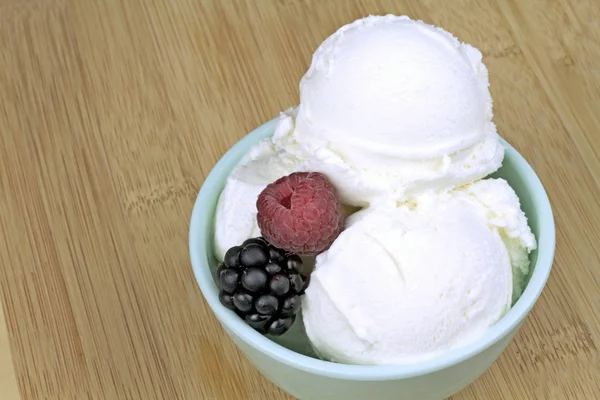 Delicioso helado con mora y frambuesa en un tazón —  Fotos de Stock