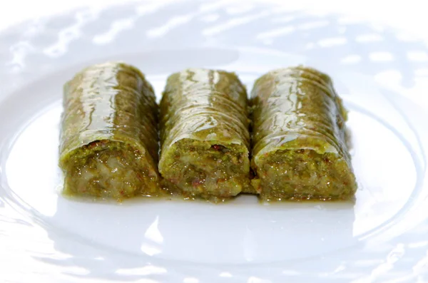 Deliciosas nueces de pistacho verdes dulces y envueltas en Turquía (Sarma  ) — Foto de Stock