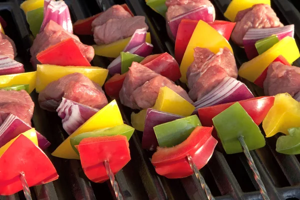 Barbekü. Şiş kebap ile biber, soğan, sıcak ızgara