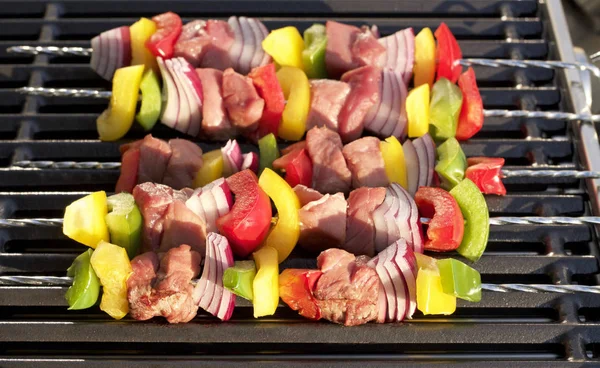 Churrasco. Kebab shish com pimentas, cebola, na grelha quente — Fotografia de Stock