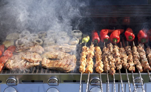 Churrasco. Kebab shish, bife, com pimentas grelhadas e cogumelos — Fotografia de Stock